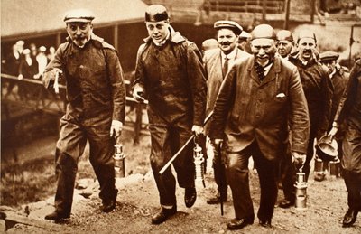 Re Edoardo VIII e i minatori che scendono nella miniera di Cwmner, Cardiff da English Photographer
